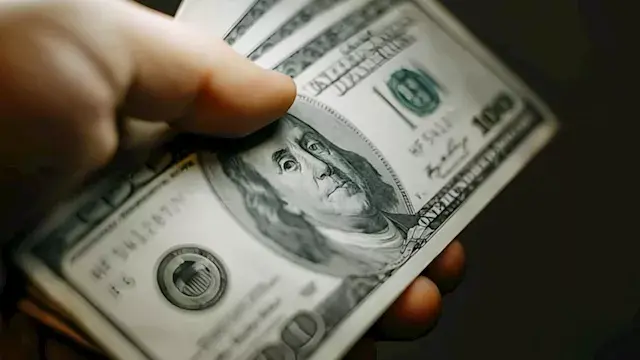 سعر الدولار يتراجع عالميا ويرتفع محليا مقابل الجنيه في 10 بنوك