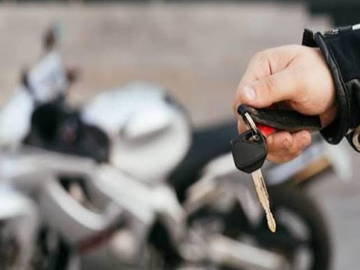 التحقيق في سرقة دراجة نارية من أمام فيلا عباس أبو الحسن بمنطقة كرداسة