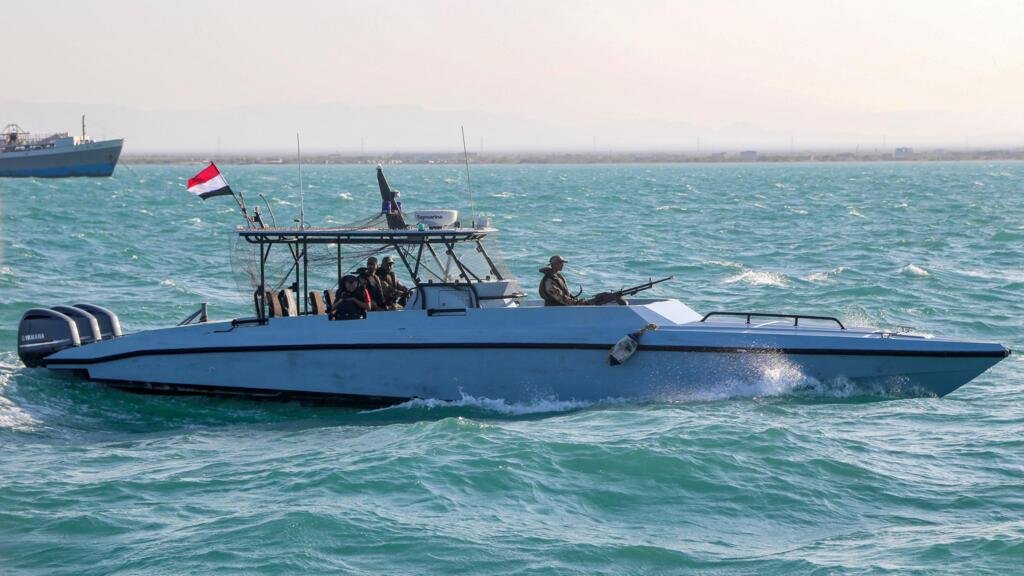 سفير السعودية باليمن يعلن تطهير باب المندب من الحوثيين