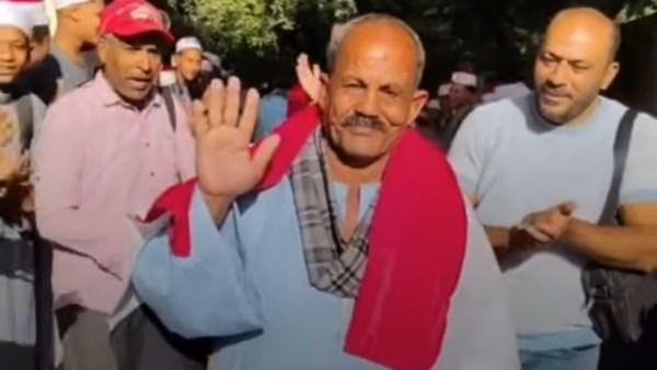 بعلم مصر والجلباب البلدي.. ممر شرفي لتكريم عامل في قنا بعد بلوغة سن المعاش