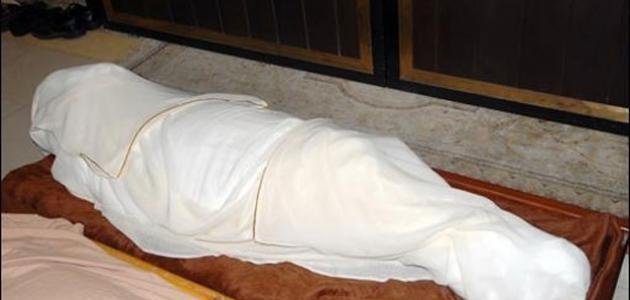 ما حكم تقبيل وجه المتوفى بعد تكفينه؟.. أمين الإفتاء يوضح