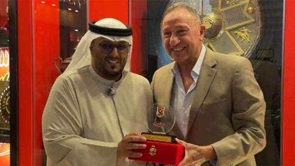 الخطيب يكرّم المعلق الإماراتي عامر عبدالله