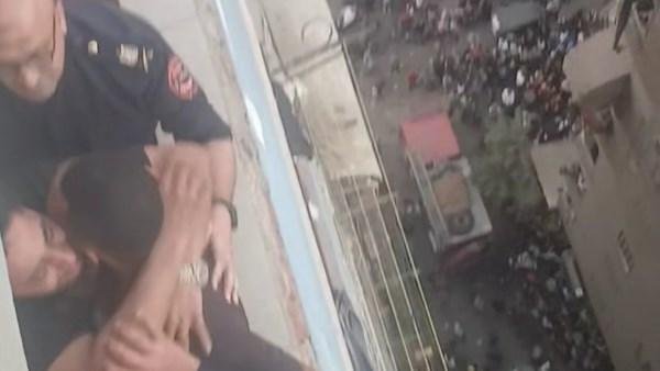 القصة الكاملة لإنقاذ شاب حاول القفز من الطابق الـ13 بالجيزة.. صور