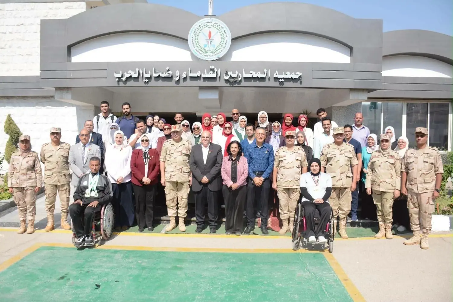 احتفالًا بانتصارات أكتوبر.. جامعة القاهرة تقدم خدمات طبية وإنسانية للمحاربين القدماء ومصابي الحرب