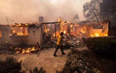 حرائق كاليفورنيا تجبر الآلاف على النزوح وتدمر 6 منازل