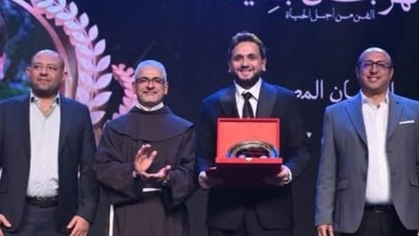 مصطفى خاطر يحصد  جائزة مهرجان «جيلنا» تقديرًا لمسيرته وأعماله الفنية