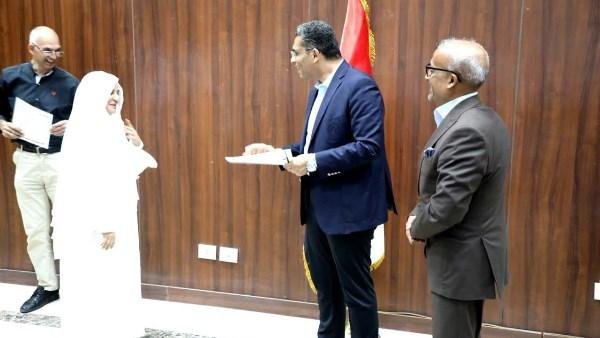 محافظ البحر الأحمر يسلّم 5 سيدات هدايا العمرة وجوازات السفر قبل سفرهن للأراضي المقدسة