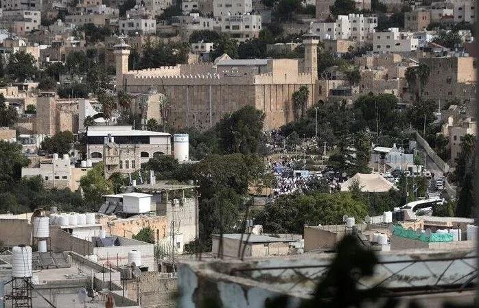 مئات المستوطنين يقتحمون الحرم...