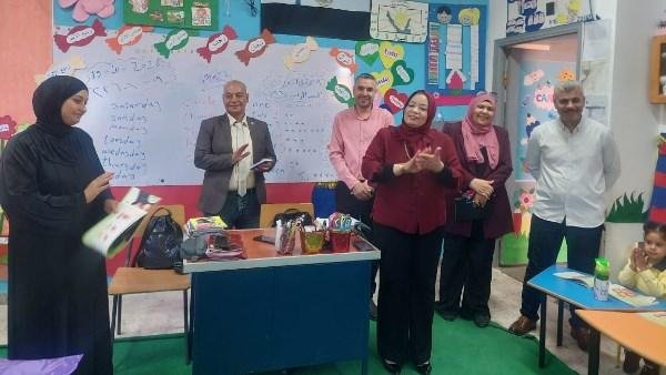 من الفصول إلى معارض الإبداع.. وفاء رضا تتابع امتحانات أكتوبر بمدارس دهب