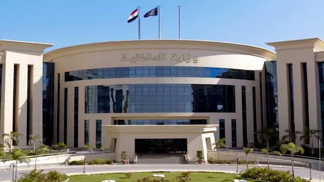 7 أشخاص يتبادلون التراشق بالحج...
