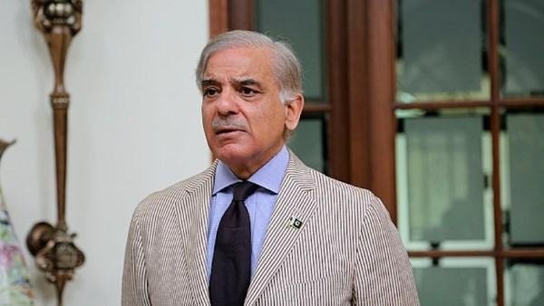 متضامنون مع السعودية.. رئيس الوزراء الباكستاني يُدين الهجوم الشنيع الذي شنّه الحوثي على مطار الملك خالد