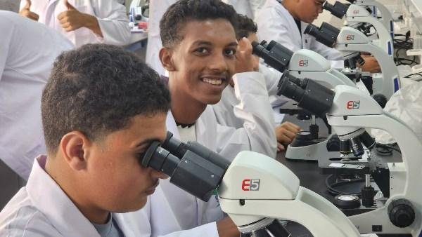 رئيس جامعة الإسماعيلية الجديدة الأهلية يتفقد كلية الصيدلة ويتحاور مع الطلاب