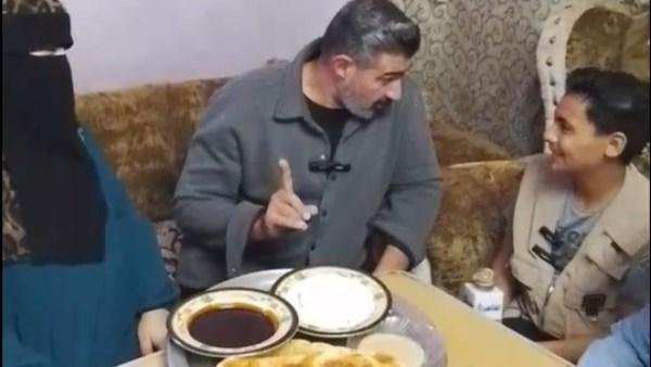 ياسر جلال يجبر بخاطر الطفل زياد في دارالسلام ويتناول معه الفطير والعسل