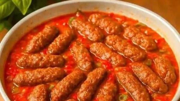 كفتة بالأرز والصلصة الحمراء.. أكلة مصرية بطعم زمان وطريقة تحضير مختلفة