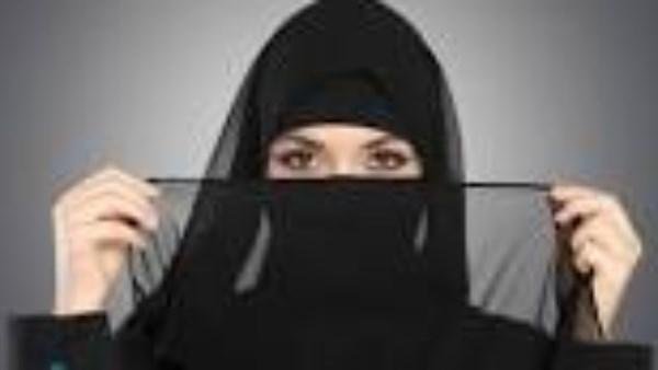 هل الصلاة بالنقاب صحيحة أم يجب على المرأة خلعه قبل أدائها؟.. الإفتاء تحسم الجدل