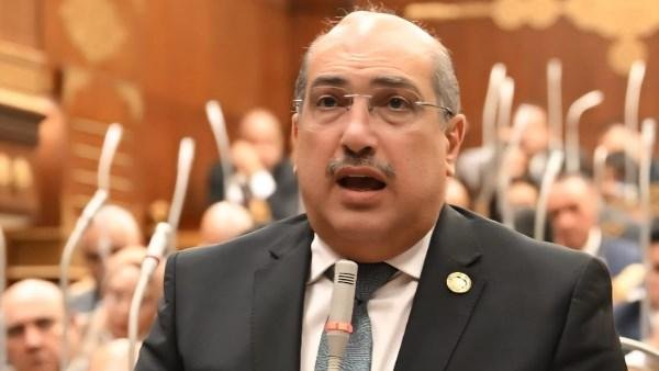 نائب يوجه عدة أسئلة لوزير التخطيط  خلال مناقشة طلب حول دور بنك الاستثمار القومي في تعزيز الشراكة مع القطاع الخاص