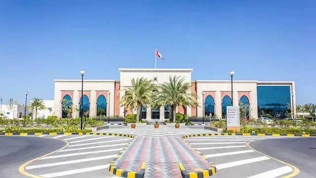 الدفاع العمانية تعلن إجلاء 10 من طاقم سفينة بنمية تعرضت لهجوم قبالة مسندم
