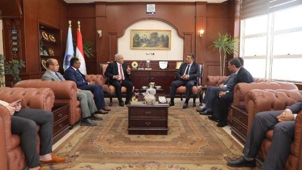محافظ البحر الأحمر ورئيس جامعة الأزهر يبحثان تعزيز التعاون المشترك في عدد من المجالات