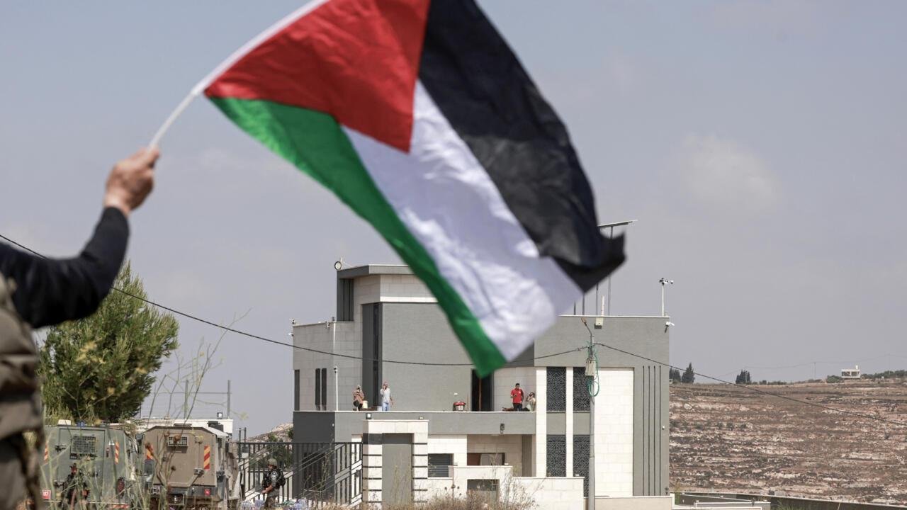 فرنسا تدعو السلطة الفلسطينية إلى التراجع عن تأجيل الانتخابات