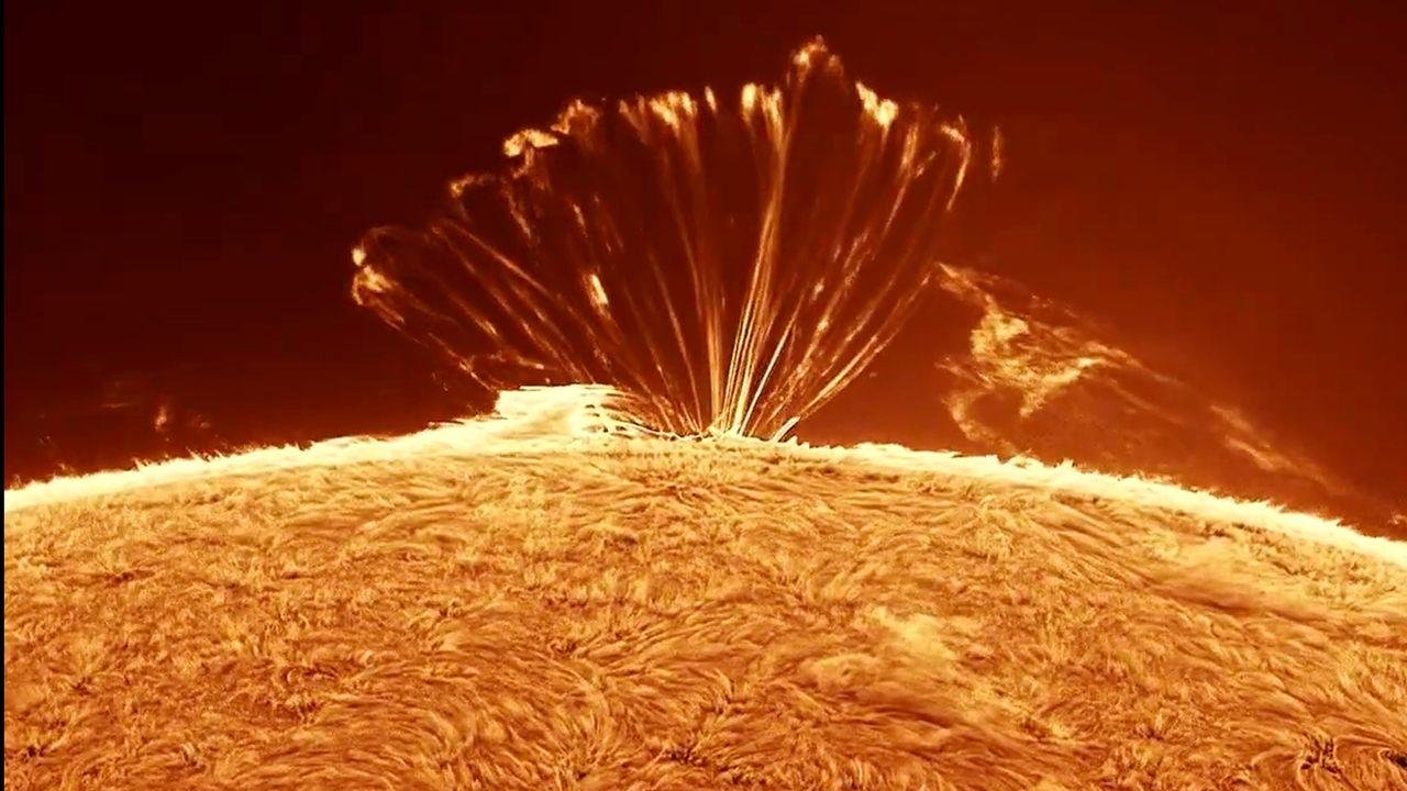 Mesmerizing plasma loops on th...