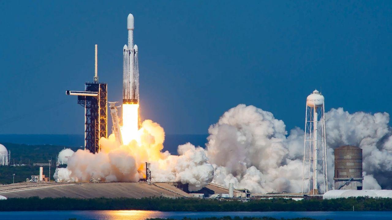 SpaceX Falcon Heavy rocket lau...