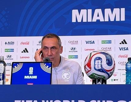 رسميا.. دونيس مستمر مع منتخب السعودية