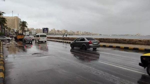 "الجو مش راسي على بر".. حر بالنهار وبرد بالليل مع مطر ورعد وشبورة| خدوا بالكم من تقلبات طقس الغد