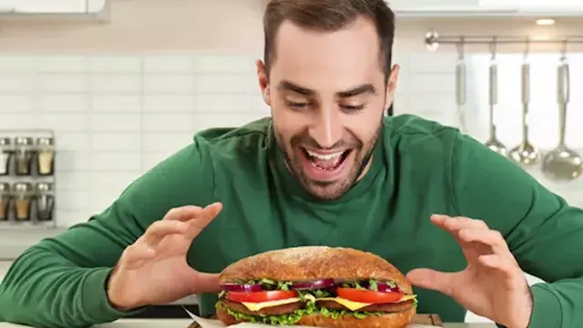 العشاء المتأخر يوميا.. كيف يؤث...