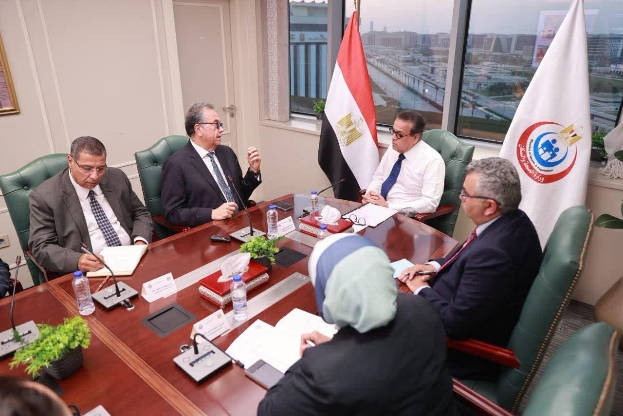 وزير الصحة يبحث تطوير الجراحات الروبوتية وتوطين أحدث التقنيات الطبية