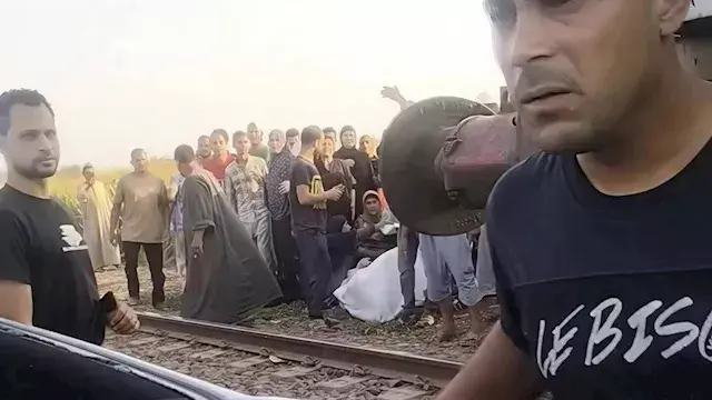عروسة على الأرض بفستان الفرح ف...