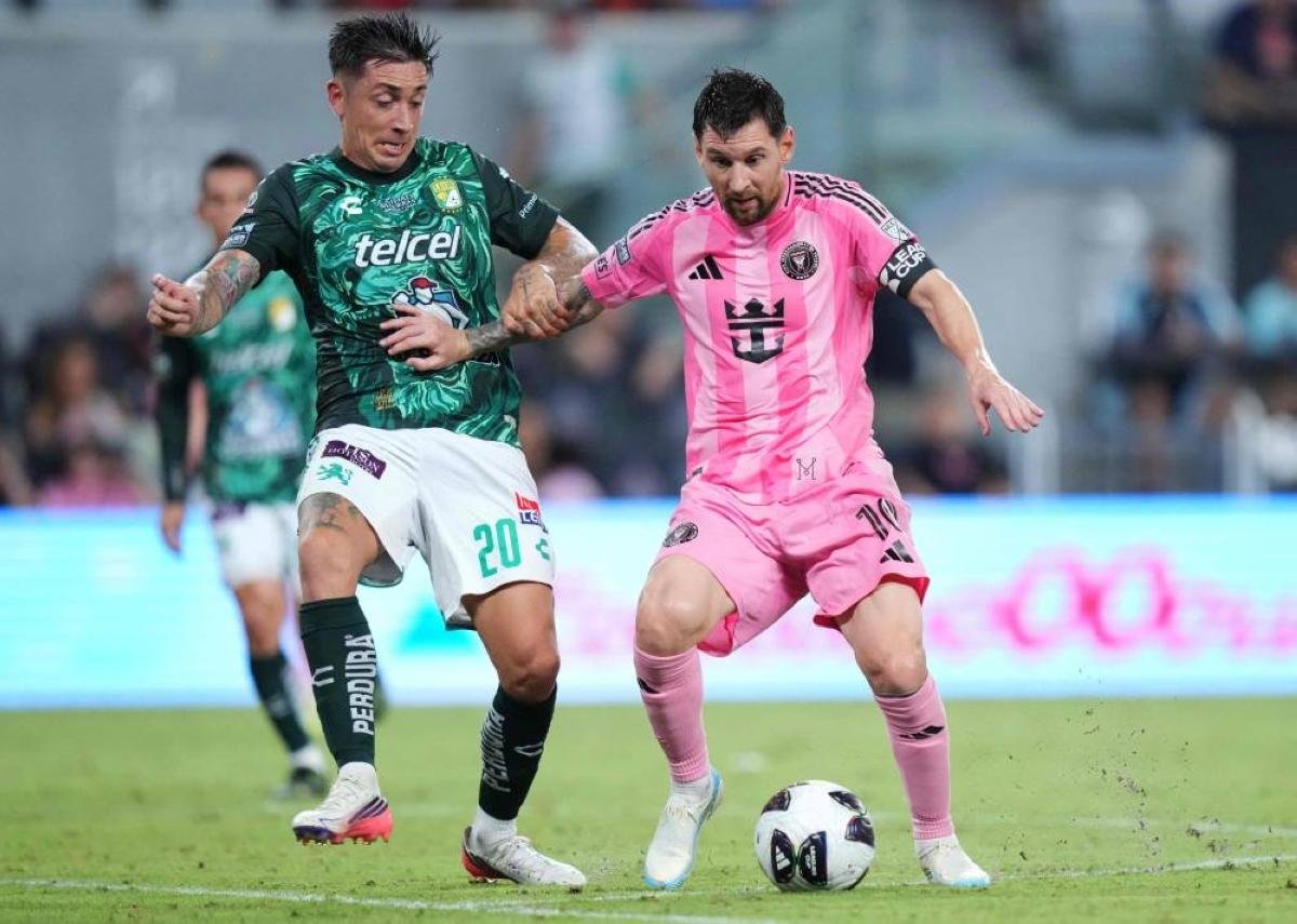 Messi returns after father's d...