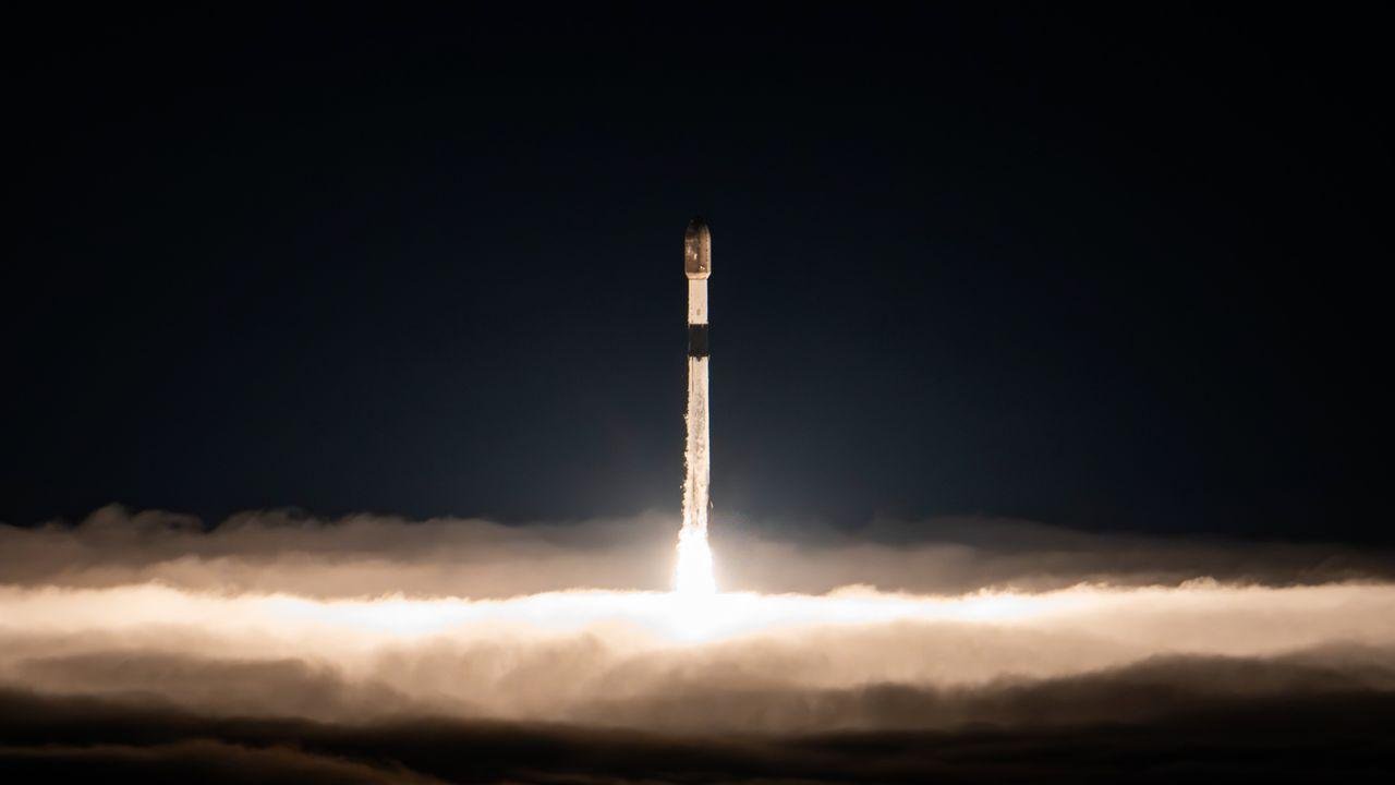 SpaceX sends 27 Starlink satel...