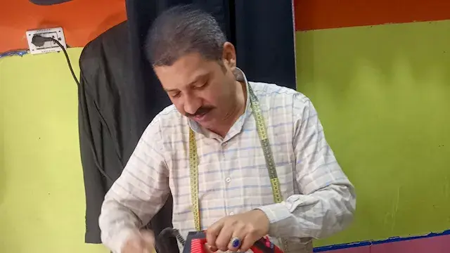 حكاية ترزي من المنوفية يحارب الغلاء بالإبرة والخيط: "بوفرلهم فلوس كتير" (صور)