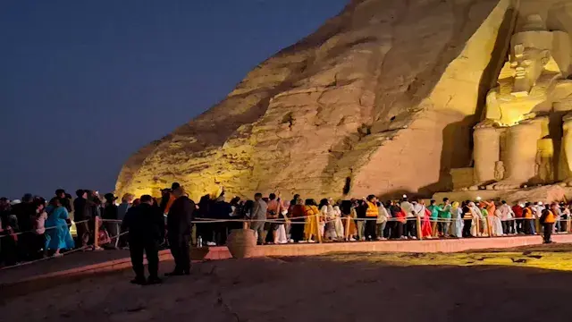 الآلاف يُشاهدون تعامد الشمس على وجه الملك رمسيس الثاني بمعبد أبو سمبل- صور