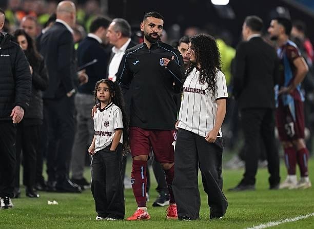 محمد صلاح يحتفل بفوز طرابزون سبور على هارتس في دوري المؤتمر الأوروبي