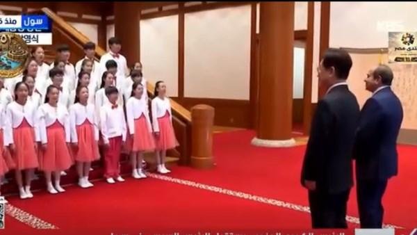 فيها حاجة حلوة.. الرئيس السيسي يمازح أطفال كوريا بعد وصلة غناء في استقباله بسول