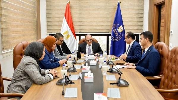 رئيس هيئة الدواء يبحث مع شركة المهن الطبية آليات توافر المستحضرات الدوائية
