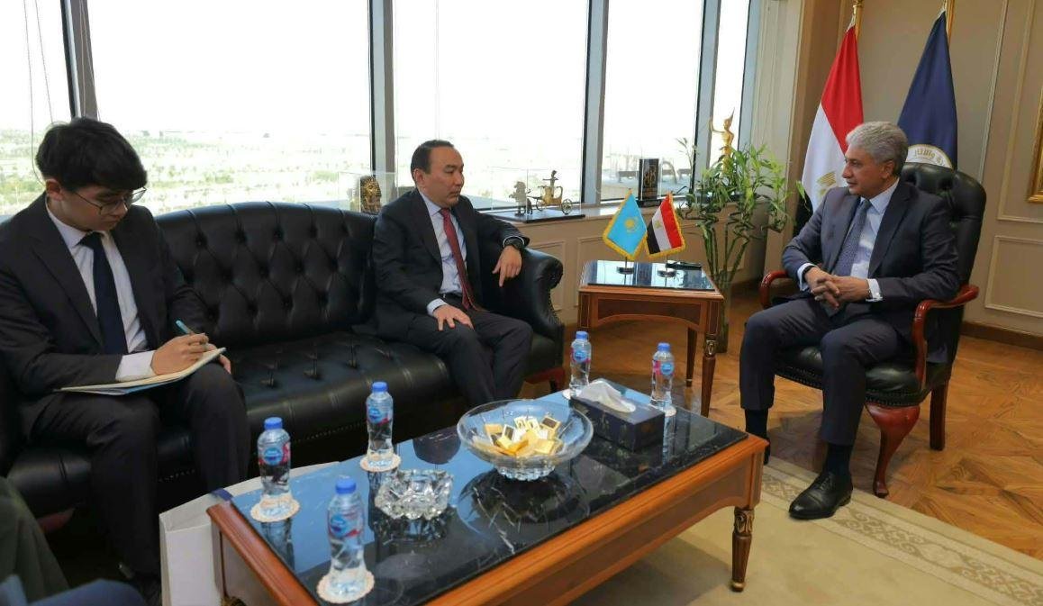 وزير السياحة يبحث مع سفير كازاخستان زيادة الحركة الوافدة إلى مصر