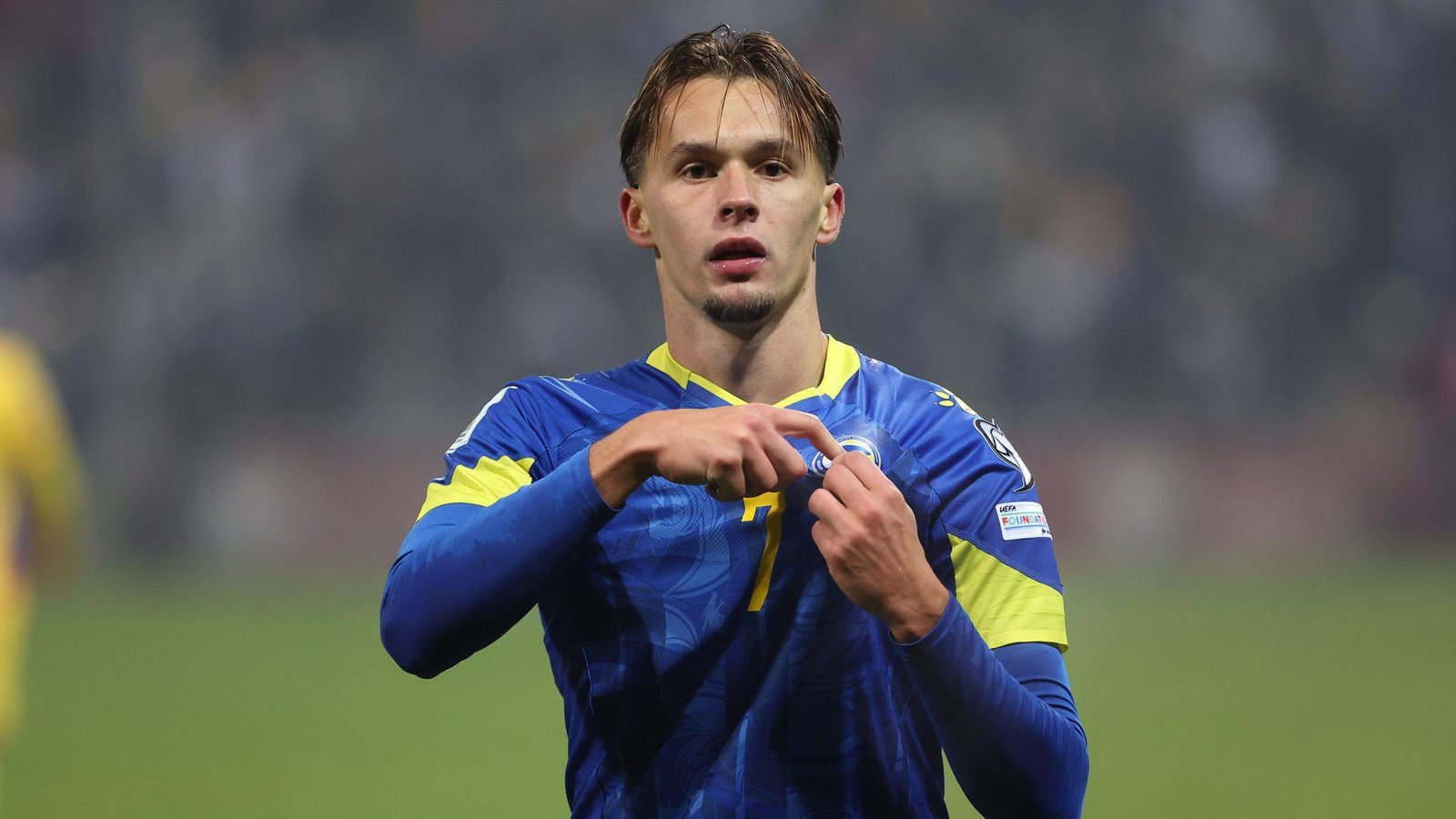 Newcastle agree deal to sign D...