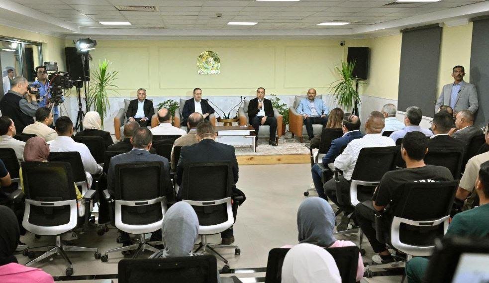 مدبولي يمازح طالبا بالقطاع الطبي بشأن التكليف: إحنا ثقافتنا إن كل واحد عايز يبقى في نفس المكان اللي اتولد وعاش فيه