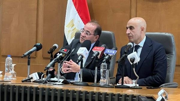 وزير المالية: سنعمل على منح زيادات مالية كبيرة للاخصائيين والإداريين