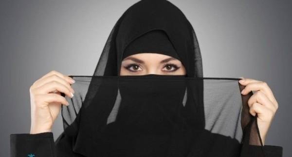 هل ظهور جزء من ذراع المرأة أسفل الكف حرم شرعا؟.. الإفتاء توضح الحكم