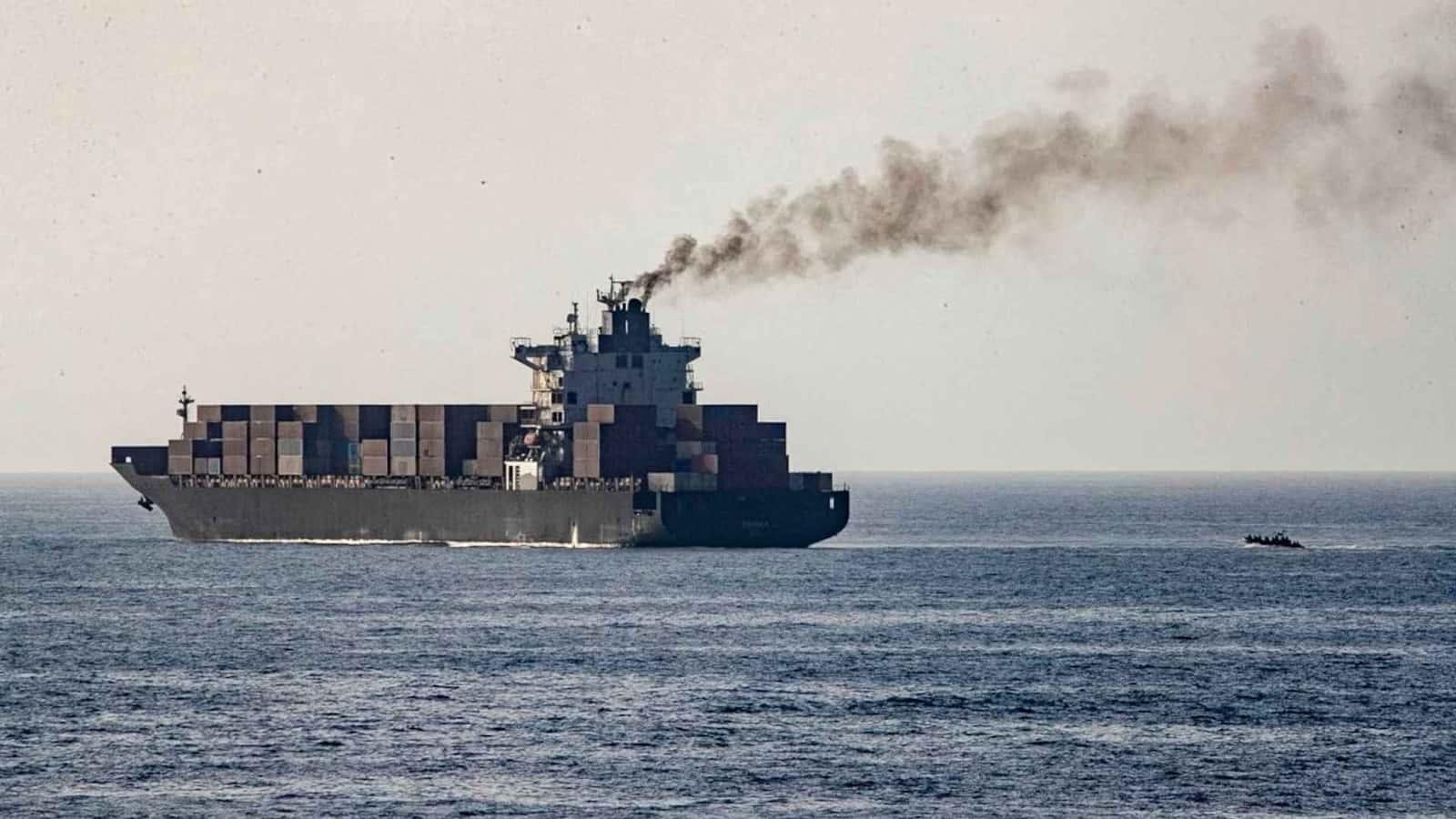 هيئة بريطانية: إصابة سفينة حاويات بمقذوف مجهول في هرمز