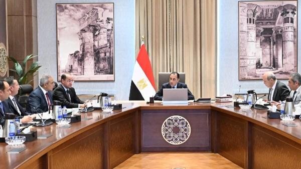 مدبولي يستعرض مقترحات تطوير مطار العاصمة الجديدة وإنشاء منطقة لوجستية استثمارية محيطة به