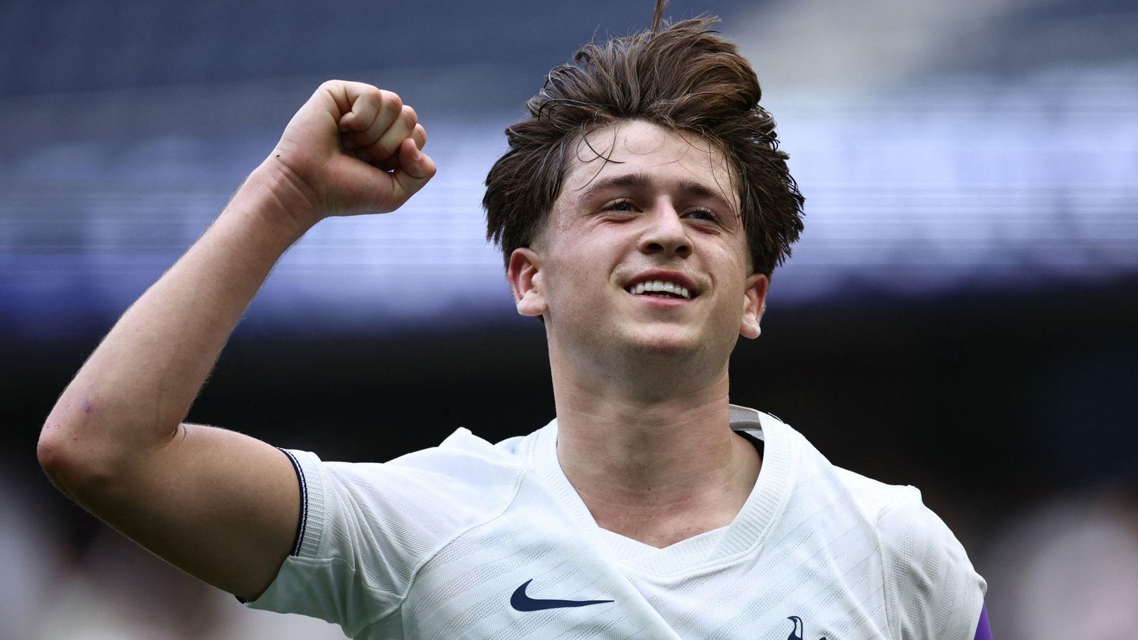 Moore double gives Spurs win o...