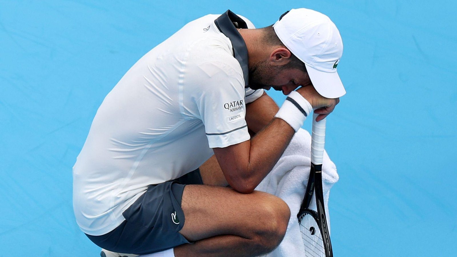 Djokovic struggles with heat i...