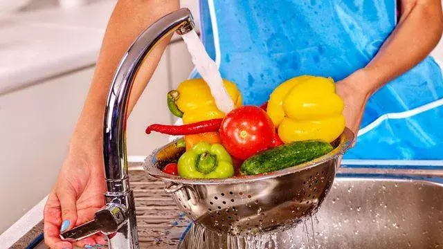 هل غسل الفاكهة بالماء فقط كافٍ...
