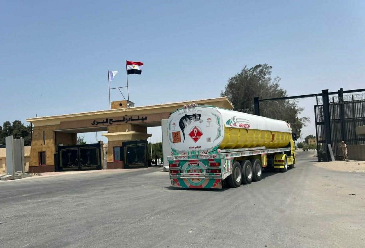 دخول شاحنات مساعدات إنسانية من معبر رفح البري لإغاثة قطاع غزة