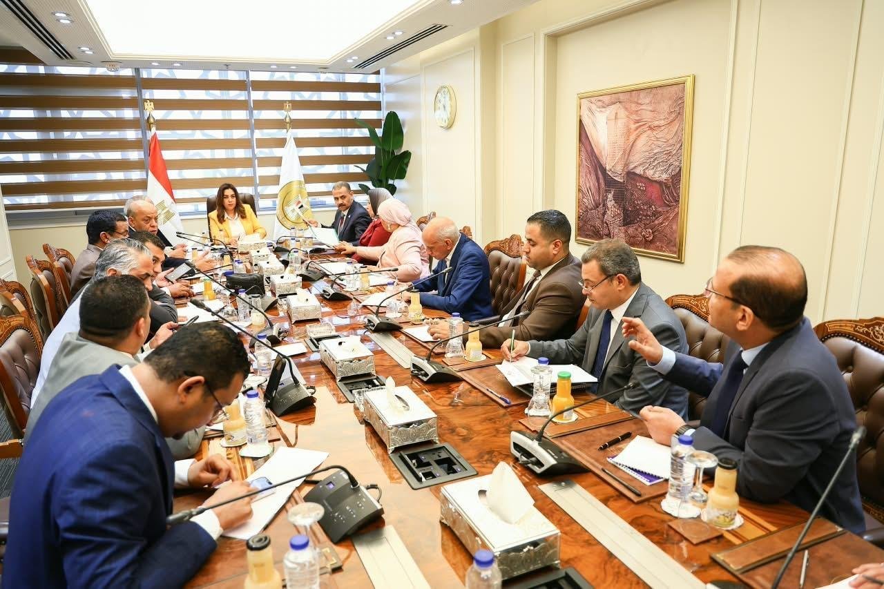 وزيرة التنمية المحلية والبيئة تبحث 52 طلبا خدميا من نواب المنيا وقنا