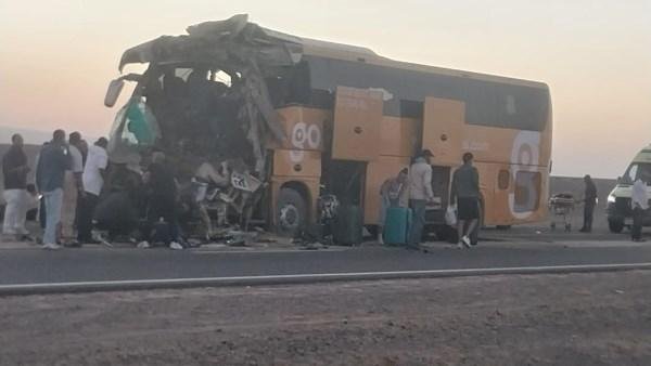 ننشر الصور الأولى لحادث الغردقة رأس غارب.. مصرع شخصين وإصابة 25